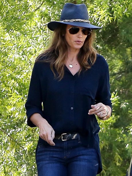 Cindy Crawford Looks Cool And Causal In Her Laid Back Chic Getup